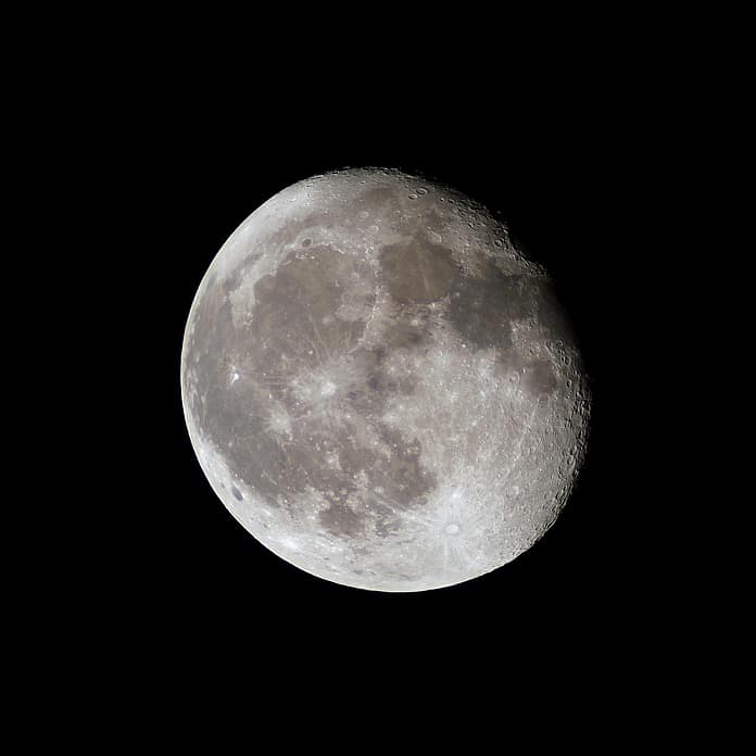 La luna si allontana